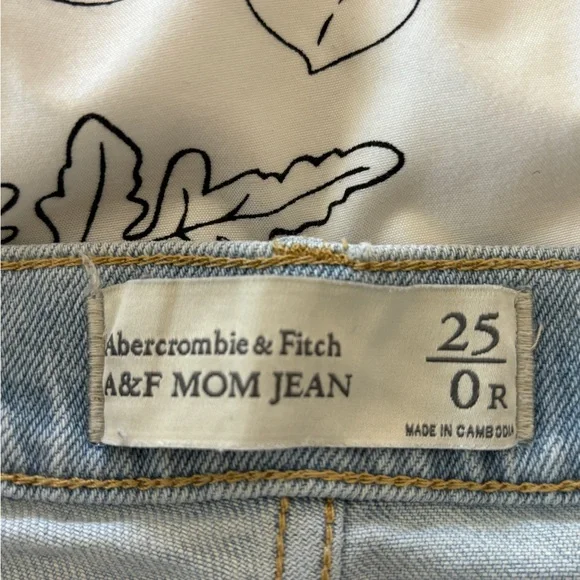 Abercrombie & Fitch Distressed Mom Jeans Size 25/0 - Picture 3 of 4